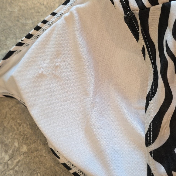 (J35) Bobbie Brooks Black and White Bikini Swim Top - Picture 3 of 4
